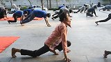 印度体育馆场馆改造成流浪汉收容所 数百人做瑜伽抗疫！