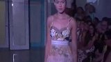 时尚走秀：美女模特大胆走秀，自信的样子美极了，好喜欢啊