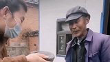 老大爷卖家中的老物件，一对才卖五十块
