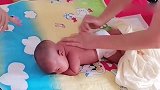奶奶给小宝宝按摩，却没看见宝宝的脸一直被压着，脸都压红了