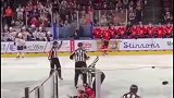 冰球场上的格斗赛太激烈裁判拒绝拉架 观众看得起劲欢呼雀跃