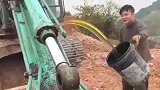 挖掘机师傅的操作，老板看见了，又要哭晕在厕所！