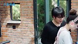 吉娜洗碗被郎朗逗了一下，吉娜下意识的反应，真逗