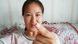 80后美女手指受了伤，全家这样做很暖心，感觉要被宠上了天
