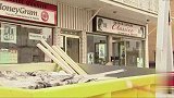 吓人恶作剧：帮盲人大叔清除路障，结果导致施工大叔高空坠落