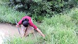 荒野悍妇：野外捉青蛙，直接土锅清炖煮熟，看她吃得真香