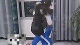 妹妹下死手，哥哥不还手