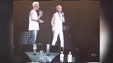 王一博14岁登台为韩庚伴舞旧照曝光 造型清瘦白净