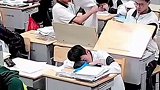 学生上课睡觉怎么办？95后女老师的这波操作绝绝子