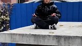 小男孩说要好好学习，没想到在楼下打坐，莫非是意念学习