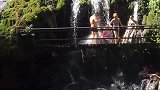 青山绿水映眼前，挂壁温泉戏水欢！