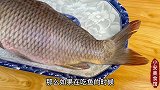 解冻鱼一定不要直接用水泡，记住这个妙招，2斤鱼1分钟就解好冻