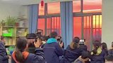 班主任让初三学生暂停早自习，看满天朝霞，班主任：再继续早读的时候声音好像大了些