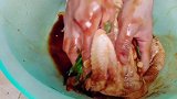 教你鸡的一种独特做法，皮脆肉嫩，上桌瞬间抢光