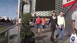街头草人恶作剧，假扮草人故意吓路人，路人非常惊讶