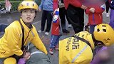 山东淄博：外卖女骑手送餐偶遇摔伤母子，果断下车救助