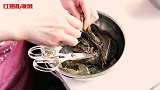 红姐私家菜：教你做家庭版红烧大虾，告诉你如何去除虾的沙包虾线
