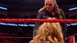 好友被欺负，罗西上台解围，蔑视的眼光太霸气了wwe 隆达罗西 娱乐摔跤