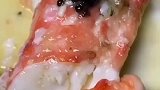 鲟鱼子酱和鲑鱼子酱的新式吃法：浇在帝王蟹腿肉上；或者用鸡翅根蘸着吃