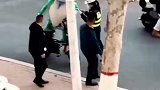 青蛙人骑车上路被女交警拦下教育，现场展示才艺感谢女警