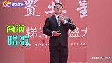 大衣哥罕见“出山”献唱，眯眼唱歌满脸疲惫，站立笔直被嘲像木桩