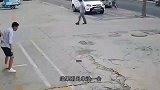 屋里一大群猫咪无所事事，不料这时一只倒霉的老鼠钻了进来！
