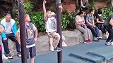 这娃太牛了，水上挑战反向抓环，臂力杠杠的！