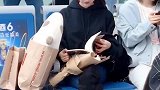 冯薪朵穿衣搭配有技巧，让色彩和艺术相互碰撞产生新的效果
