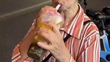 孙子带75岁的奶奶进城尝试各种食物