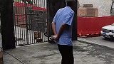 大爷看热闹，一下年轻十岁