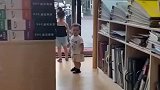 男子用薯条引诱男童，等男童走过来时再吃掉