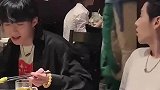 女孩让闺蜜买玩偶服，没想到是干这个的