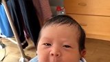 这是啥家庭呀，也敢生娃？接下来宝宝表情反应太萌了