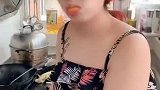 女人的嘴骗人的鬼，说好的去刷碗，其实是去偷吃