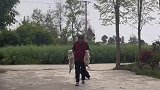 贪玩猫咪回家，像极了两个犯错的小朋友