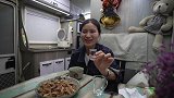 天黑了躲房车里，独自一人喝点小酒，外面再黑也不怕了
