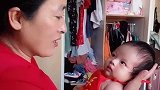 外婆哄小宝宝玩，没想到宝宝最后这样看着外婆，小眼神好萌！