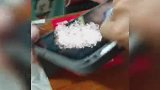小孩非要玩陌生人平板，上手抢走不想还：我是小朋友，你要给我玩