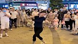 网红美女广场直播跳舞，舞姿太优美了，路人纷纷驻足！