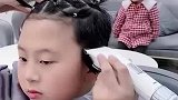 男孩自己理发效果惊人，未来的高级理发师诞生了
