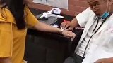 不负责任的医生，把脉把手表上面了