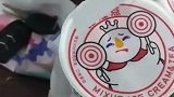 喝奶茶一定要瞄准点，千万不要放错了地方，这一幕简直太委屈！