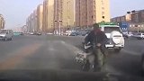 电动车偏不走寻常路，不幸被撞，往前几米就是斑马线！