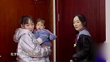 嗯哼躺在地上不肯起耍无赖，妈妈回来了，孩子就开始撒娇