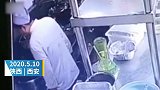 厨师被指向锅里吐口水
