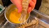 厨师把皮皮虾里，注射进蛋液以后，不仅个头变大了价值也提高了！