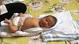 怎样做婴儿抚触育婴师上门手把手演示，准爸妈现在学还不晚