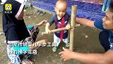 印尼婴儿如何学步？推着竹棒转圈圈