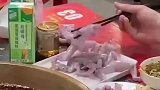 男子吃火锅点的牛蛙竟然还能动，绝对是新鲜的