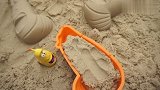 爆笑虫子喜欢用模具玩沙子
